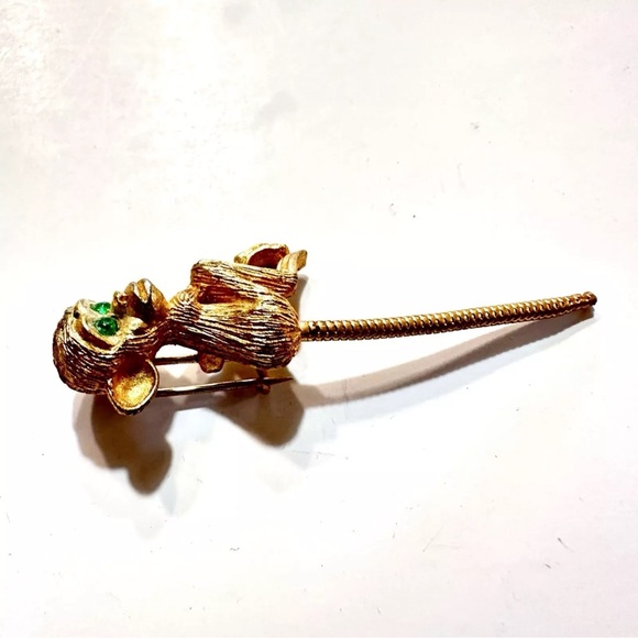 Vtg Brooch Monkey Gold Tone W/ green eyes Articulated turbogas tail 2.5” 1960’s - Picture 8 of 13